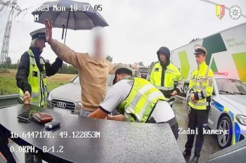 Полиция Праги поймала иностранца, укравшего вещи на 8,5 млн крон: видео