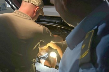 Гражданка Чехии пыталась тайно вывезти из Украины мужа и картину: видео