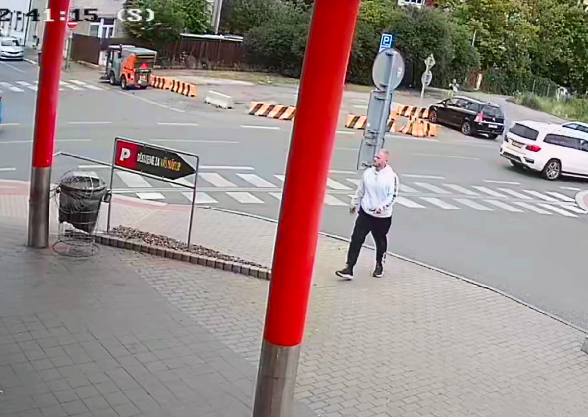 В Праге неизвестный притворился покупателем и отнял телефон у продавца при встрече