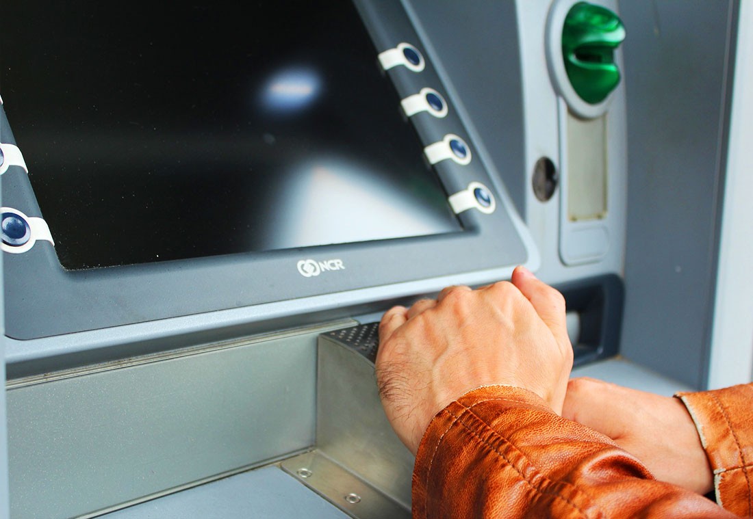 Полиция Праги предупредила о новых способах кражи денег с банковских карт