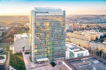 В Праге аноним сообщил о минировании главных офисов Raiffeisenbank и ČSOB