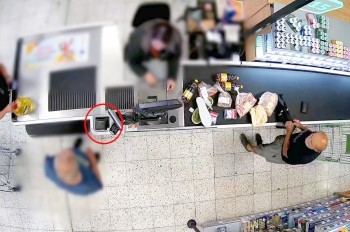 В Праге пенсионер присвоил чужой бумажник: видео