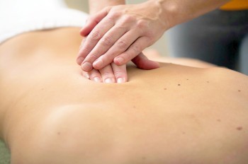 В Чехии клиент пытался изнасиловать массажистку. Но после ее слов остановился и разрыдался