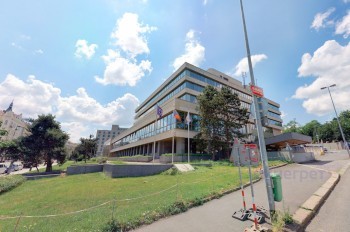 В Праге вор вскрывал украденный сейф перед зданием полицейского президиума