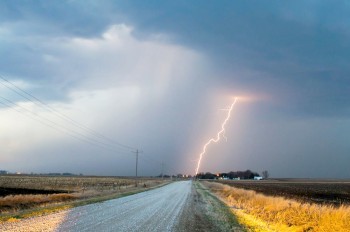 Предупреждение о сильных грозах объявлено в нескольких областях Чехии