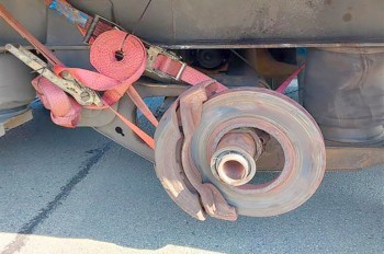 И так доеду: на автомагистрали в Чехии остановили фуру без колеса