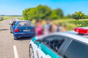 В Словакии в старенькую «Шкоду» набились 18 человек