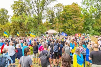 У посольства РФ в Праге прошел митинг «Иван, иди домой!»: фото 