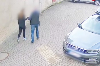 В Чехии предприниматель дал взятку чиновнице прямо под камерой