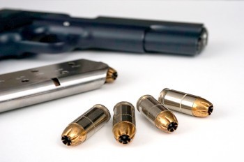 Чиновник Праги-3 случайно выстрелил из пистолета на рабочем месте