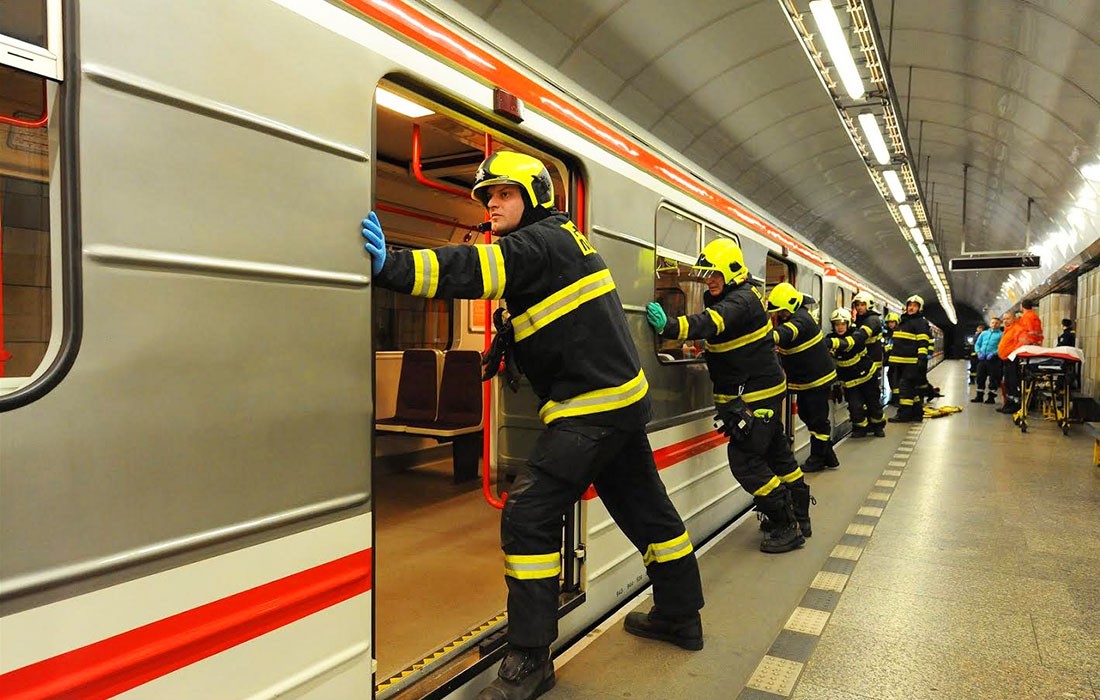 Женщина бросилась под поезд метро в Праге