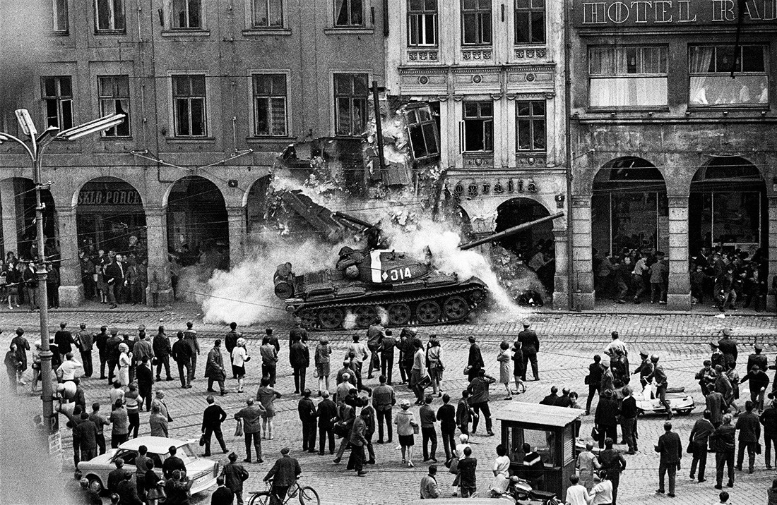 Ровно 58 лет назад войска Варшавского договора вторглись в Чехословакию: фото и видео