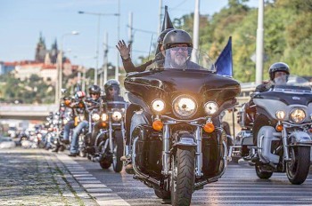 По улицам Праги проехали 1500 мотоциклов Harley-Davidson: видео