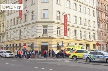 Иностранец выпал из окна отеля в центре Праги