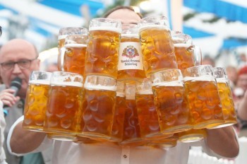 Немец установил новый мировой рекорд по переноске кружек с пивом