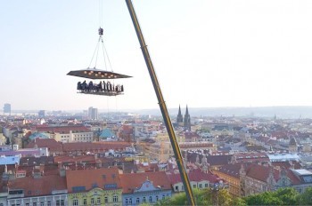 В центре Праги открылся аттракцион «Ужин в облаках»