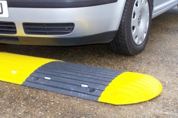 В Пекине на километр дороги установили 600 «лежачих полицейских»: видео