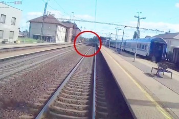 В Чехии пассажиры бросились помогать упавшему на пути пенсионеру: видео