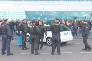 Таксисты устроили «охоту» на водителей Uber у аэропорта Праги: видео