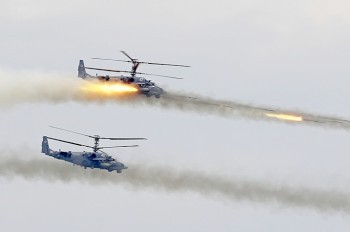 На учениях в России вертолет случайно обстрелял зрителей: видео