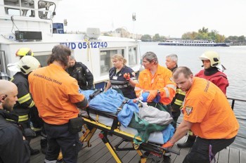 В Праге мужчина упал в реку с Карлова моста