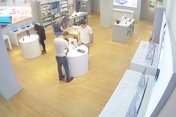 Командная кража планшета из пражского магазина попала на видео
