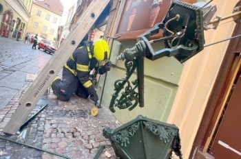 Грузовик снес газовый фонарь в центре Праги