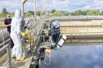 В Чехии полицейские водолазы погрузились в бассейн с фекалиями