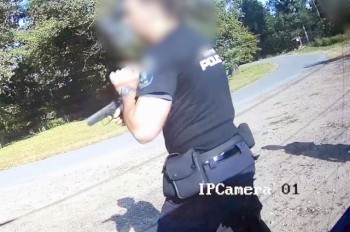 В Чехии полицейский выстрелил в агрессивного мужчину: видео