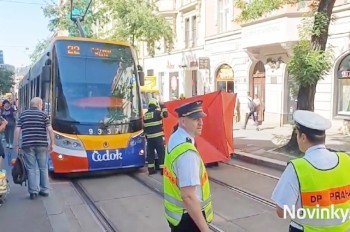 Женщина попала под трамвай в центре Праги