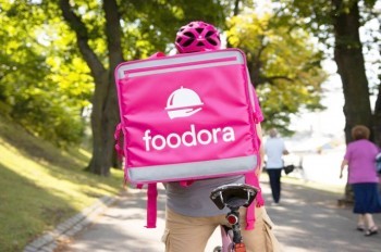 В Праге курьер Foodora справил нужду возле пакетов с едой: видео