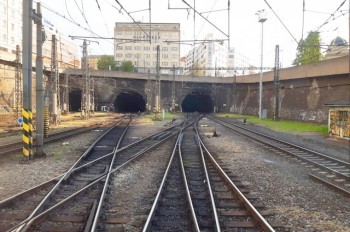 В центре Праги поезд застрял в тоннеле. Пассажиров эвакуировали