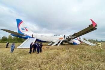 В России пассажирский самолет совершил аварийную посадку в поле