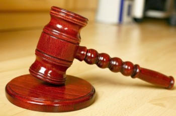 Суд не стал арестовывать мужчину, избившего 6-летнего мальчика в Чехии