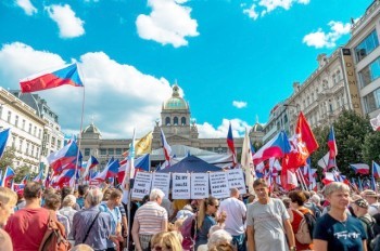 В Праге на антиправительственный митинг вышли тысячи человек