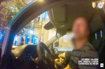 В центре Праги водитель пытался подкупить полицейских: видео