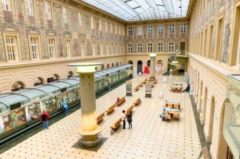 «Чешская почта» выставила на продажу свое главное здание в центре Праги