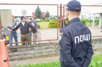 Украина выдала Чехии телефонных мошенников, обманувших сотни чехов на 7,6 млн евро