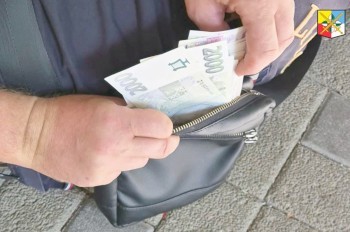 Под Прагой задержали русскоязычного мошенника: видео