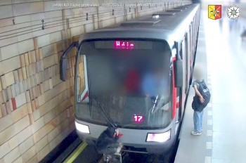Полиция Праги нашла подростка, прокатившегося на сцепке вагона метро