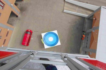 В Праге иностранец спрыгнул с балкона мимо пожарного матраса