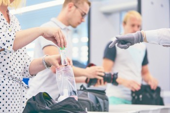 С октября аэропорт Праги упростит правила провоза жидкостей