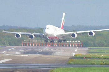 Видео: пассажирский A380 занесло при посадке в Германии