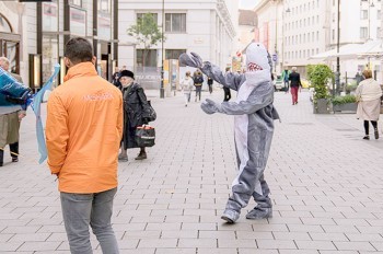 В Австрии по закону о запрете паранджи оштрафовали человека в костюме акулы