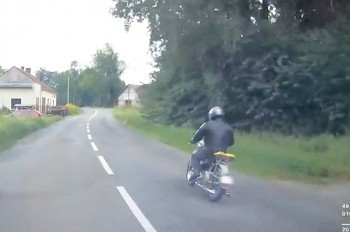 В Чехии неадекватный мотоциклист не пропускал «скорую»: видео