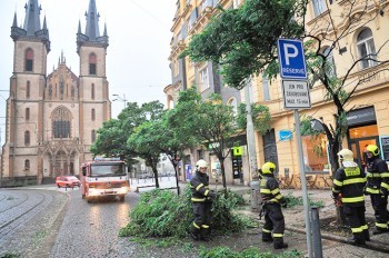 Два человека стали жертвами урагана в Чехии