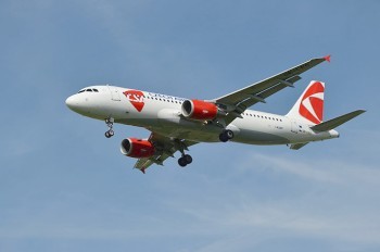 В Праге сильный ветер заставил поволноваться авиапассажиров: видео