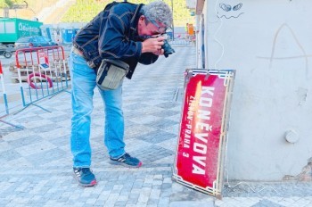 На бывшей улице Конева в Праге началась замена навигационных табличек. Старые послужат добру