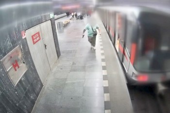 В метро Праги мужчина угрожал пассажирам пистолетом: видео