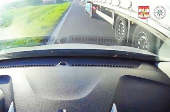 В Чехии фура дважды чуть не убила водителя легковушки: видео